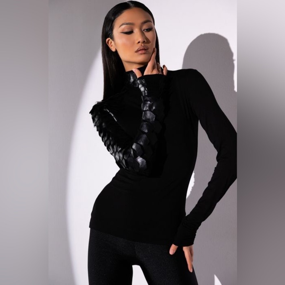 Akira MEET IN THE MIDDLE long sleeve size L black scale mock neck top